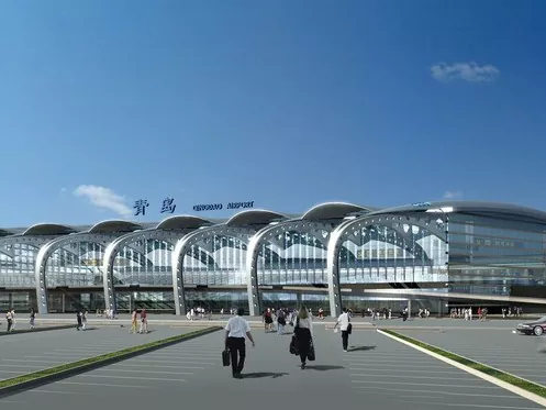Letališki terminal z jeklenim okvirjem