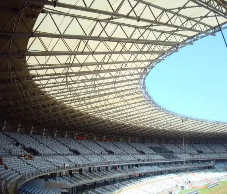 Stadion s trakovi iz trpežne jeklene cevi