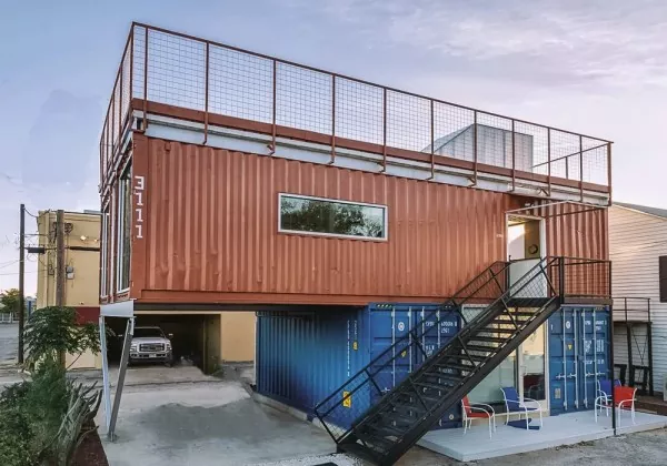 Modularna skupna spalnica iz jeklenih kontejnerjev