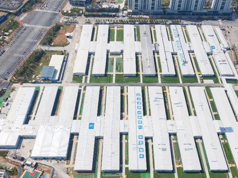 Bolnišnična stavba z modularno jekleno konstrukcijo