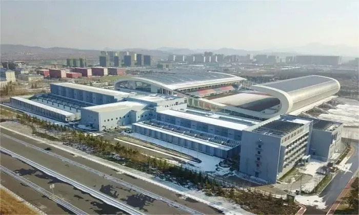 Montažni športni stadion posebne oblike