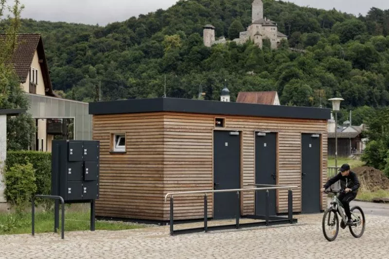 Montažna jeklena konstrukcija javnih stranišč