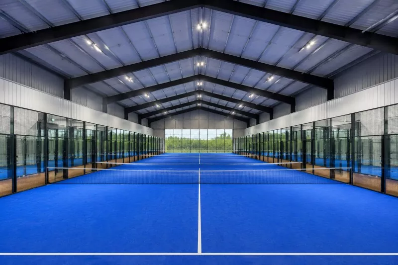 Notranja konstrukcija igrišča za padel z jeklenim okvirjem