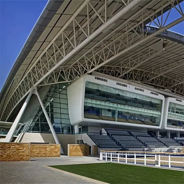 Stadion, posvojen z nosilci iz jeklenih cevi