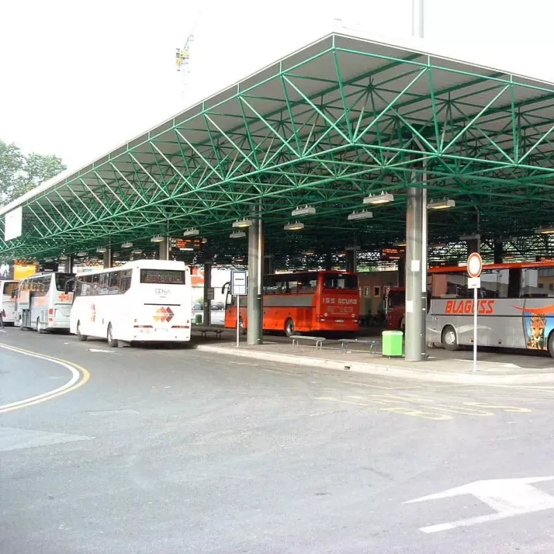 Avtobusno skladišče jeklene konstrukcije